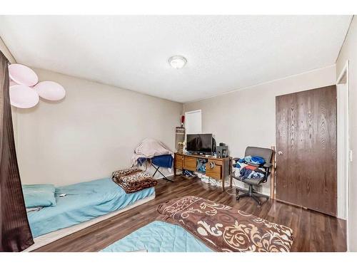 4023 44 Avenue Ne, Calgary, AB - Indoor Photo Showing Bedroom