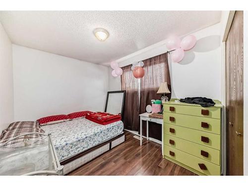 4023 44 Avenue Ne, Calgary, AB - Indoor Photo Showing Bedroom