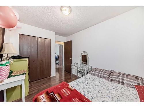 4023 44 Avenue Ne, Calgary, AB - Indoor Photo Showing Bedroom