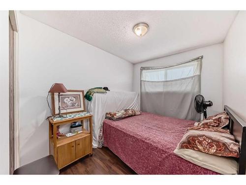 4023 44 Avenue Ne, Calgary, AB - Indoor Photo Showing Bedroom