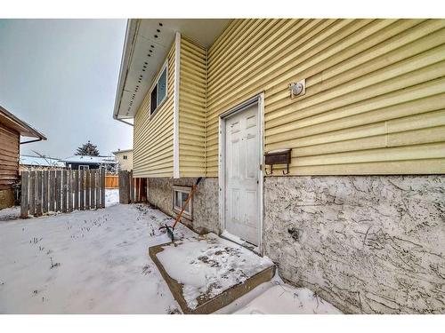 4023 44 Avenue Ne, Calgary, AB - Outdoor