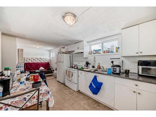 4023 44 Avenue Ne, Calgary, AB - Indoor Photo Showing Kitchen