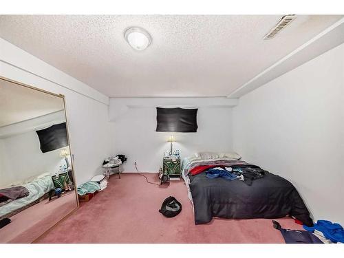 4023 44 Avenue Ne, Calgary, AB - Indoor Photo Showing Bedroom