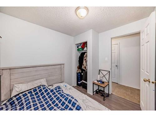 4023 44 Avenue Ne, Calgary, AB - Indoor Photo Showing Bedroom