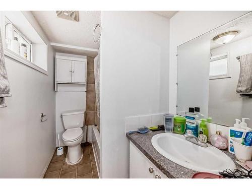 4023 44 Avenue Ne, Calgary, AB - Indoor Photo Showing Bathroom