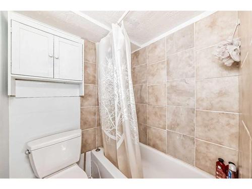 4023 44 Avenue Ne, Calgary, AB - Indoor Photo Showing Bathroom