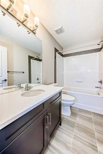 142 Marquis Heights Se, Calgary, AB - Indoor Photo Showing Bathroom