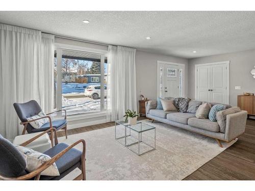 13128 6 Street Sw, Calgary, AB - Indoor Photo Showing Living Room