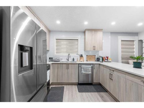 5815 24 Avenue Ne, Calgary, AB - Indoor Photo Showing Kitchen