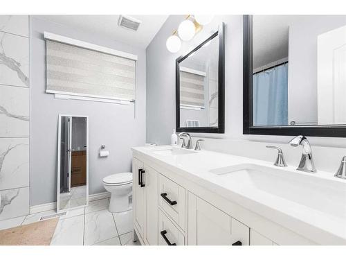 5815 24 Avenue Ne, Calgary, AB - Indoor Photo Showing Bathroom