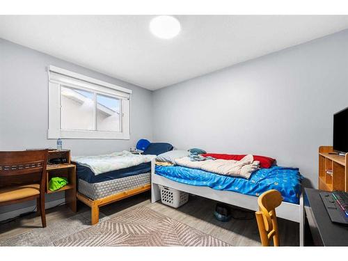 5815 24 Avenue Ne, Calgary, AB - Indoor Photo Showing Bedroom