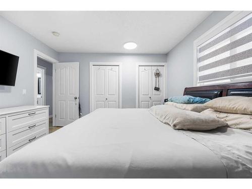 5815 24 Avenue Ne, Calgary, AB - Indoor Photo Showing Bedroom