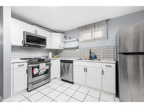 5815 24 Avenue Ne, Calgary, AB - Indoor Photo Showing Kitchen With Stainless Steel Kitchen With Upgraded Kitchen