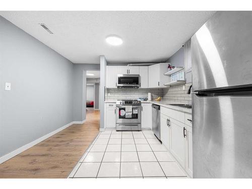 5815 24 Avenue Ne, Calgary, AB - Indoor Photo Showing Kitchen