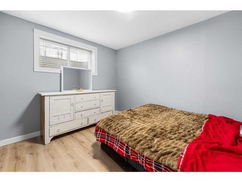 5815 24 Avenue Ne, Calgary, AB - Indoor Photo Showing Bedroom