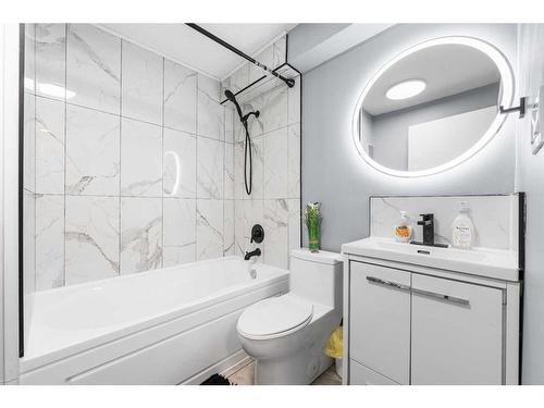 5815 24 Avenue Ne, Calgary, AB - Indoor Photo Showing Bathroom