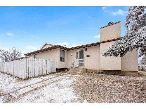 5815 24 Avenue Ne, Calgary, AB - Outdoor