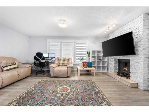 5815 24 Avenue Ne, Calgary, AB - Indoor Photo Showing Living Room With Fireplace