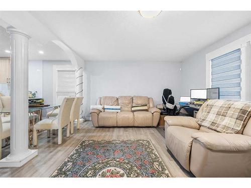 5815 24 Avenue Ne, Calgary, AB - Indoor Photo Showing Living Room