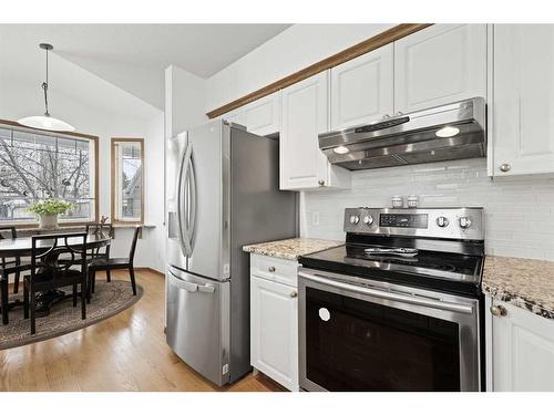 44 Sierra Nevada Rise Sw, Calgary, AB - Indoor Photo Showing Kitchen