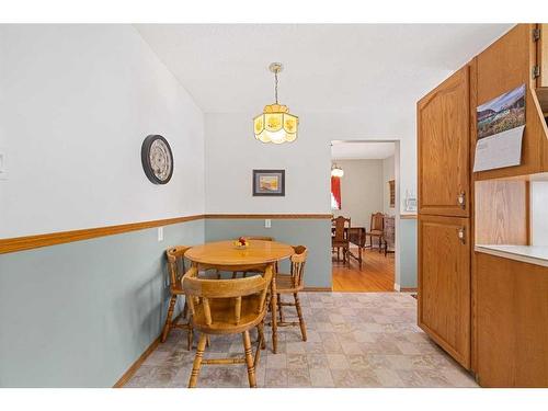 560 Willacy Drive Se, Calgary, AB - Indoor Photo Showing Dining Room