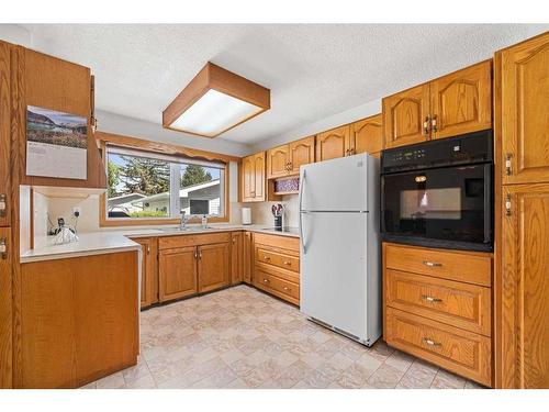 560 Willacy Drive Se, Calgary, AB - Indoor Photo Showing Kitchen With Double Sink