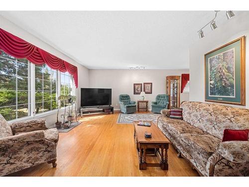 560 Willacy Drive Se, Calgary, AB - Indoor Photo Showing Living Room