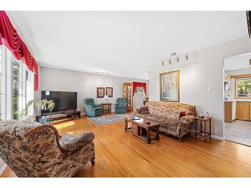 560 Willacy Drive Se, Calgary, AB - Indoor Photo Showing Living Room