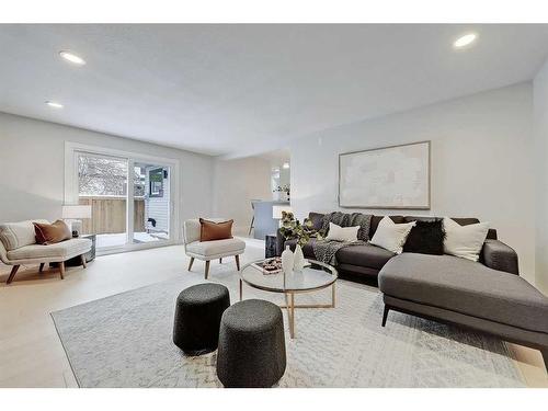 92 Deermeade Road Se, Calgary, AB - Indoor Photo Showing Living Room