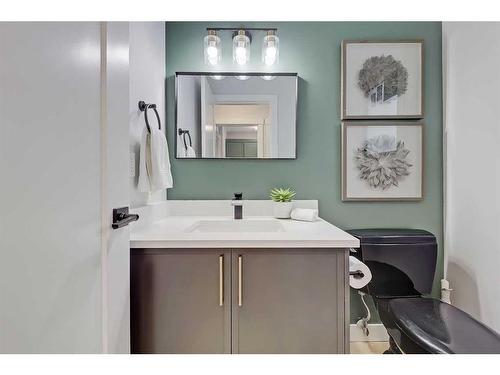 92 Deermeade Road Se, Calgary, AB - Indoor Photo Showing Bathroom