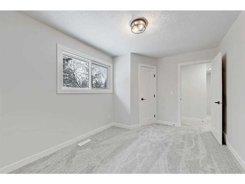 92 Deermeade Road Se, Calgary, AB - Indoor Photo Showing Other Room