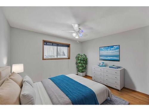 115 Harvest Oak Crescent Ne, Calgary, AB - Indoor Photo Showing Bedroom