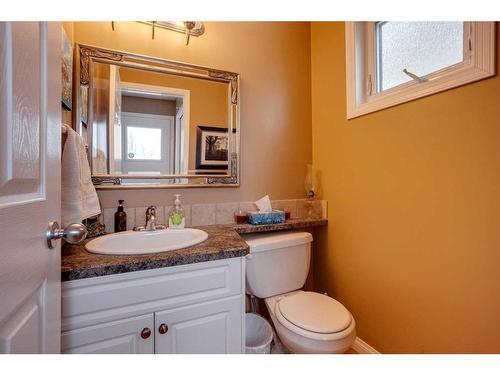 440 Strathcona Mews Sw, Calgary, AB - Indoor Photo Showing Bathroom