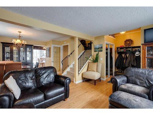 440 Strathcona Mews Sw, Calgary, AB - Indoor Photo Showing Living Room