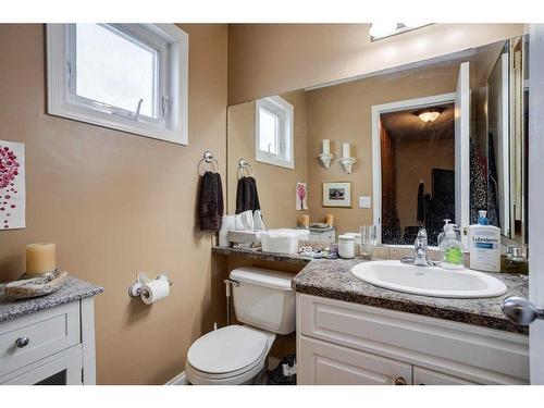 440 Strathcona Mews Sw, Calgary, AB - Indoor Photo Showing Bathroom