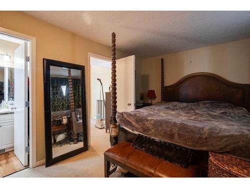 440 Strathcona Mews Sw, Calgary, AB - Indoor Photo Showing Bedroom