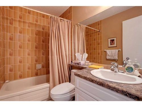 440 Strathcona Mews Sw, Calgary, AB - Indoor Photo Showing Bathroom