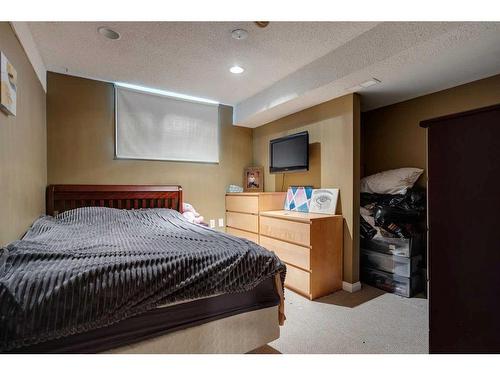 440 Strathcona Mews Sw, Calgary, AB - Indoor Photo Showing Bedroom