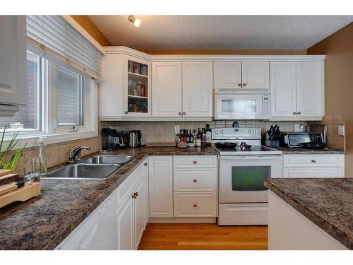 440 Strathcona Mews Sw, Calgary, AB - Indoor Photo Showing Kitchen With Double Sink