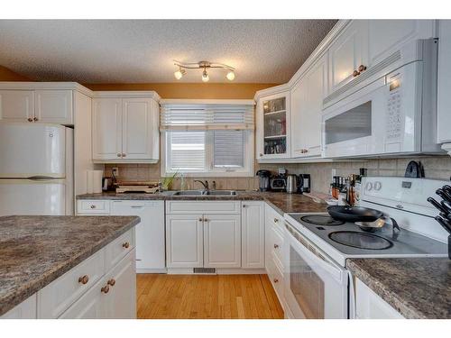 440 Strathcona Mews Sw, Calgary, AB - Indoor Photo Showing Kitchen With Double Sink