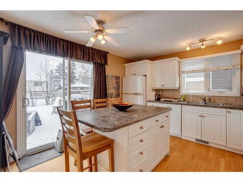 440 Strathcona Mews Sw, Calgary, AB - Indoor Photo Showing Kitchen With Double Sink