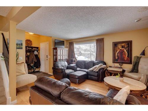 440 Strathcona Mews Sw, Calgary, AB - Indoor Photo Showing Living Room