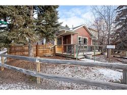 4 Millcrest Way SW Calgary, AB T2Y 2M4