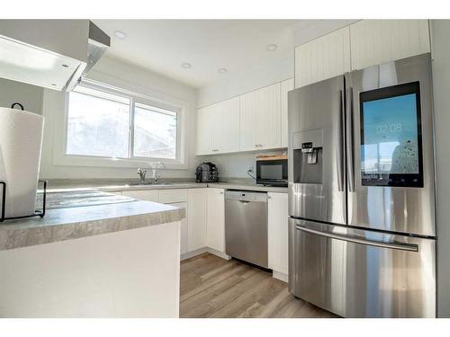 4703 26 Avenue Sw, Calgary, AB - Indoor Photo Showing Kitchen