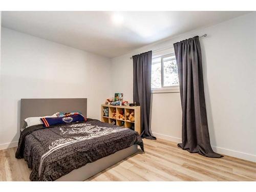 4703 26 Avenue Sw, Calgary, AB - Indoor Photo Showing Bedroom