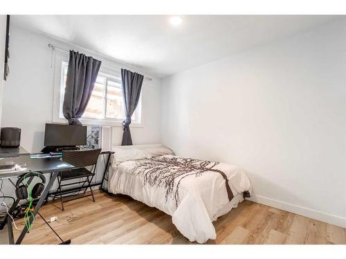 4703 26 Avenue Sw, Calgary, AB - Indoor Photo Showing Bedroom