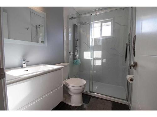 4703 26 Avenue Sw, Calgary, AB - Indoor Photo Showing Bathroom