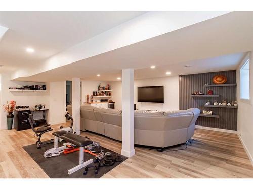 4703 26 Avenue Sw, Calgary, AB - Indoor Photo Showing Bedroom