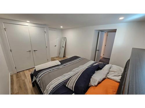 4703 26 Avenue Sw, Calgary, AB - Indoor Photo Showing Bedroom