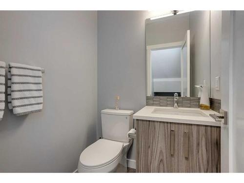 8105 47 Avenue Nw, Calgary, AB - Indoor Photo Showing Bathroom